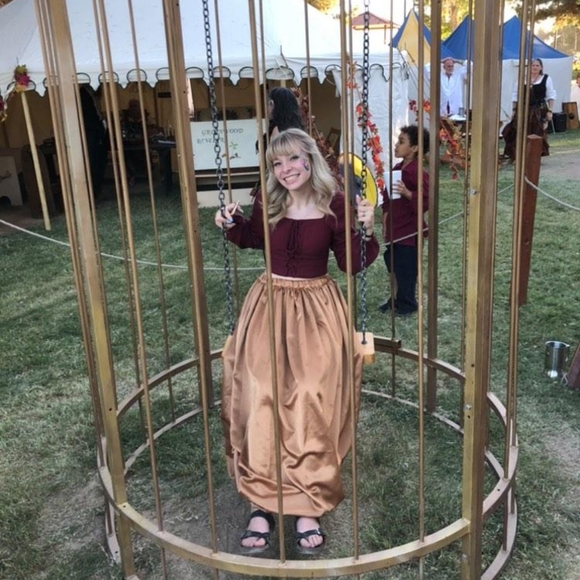 Meet your Posher, Alysia - Picture 2 of 2